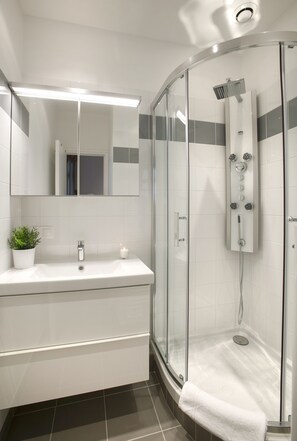Shower, hair dryer, towels, soap - Appartement 2 Chambres, 2 sdb Paris II -ème Centre (Paris)