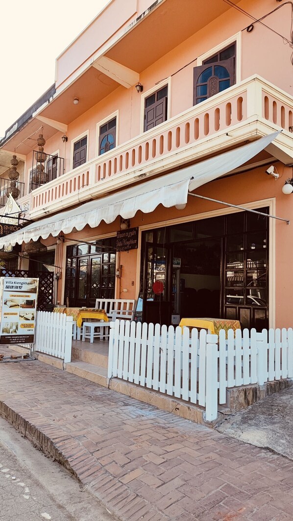 المنشأة من الخارج