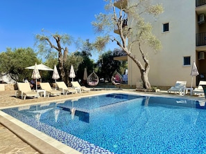 Hồ bơi ngoài trời phục vụ theo mùa, ghế dài tắm nắng