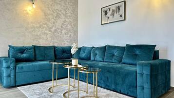 Familienapartment, 1 Doppelbett und Schlafsofa, Bergblick | Schallisolierte Zimmer, kostenloses WLAN, Bettwäsche