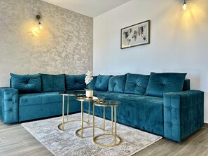 Family Apartment, 1 Double Bed with Sofa bed, Mountain View | Soundproofing, free WiFi, bed sheets - Akhdar Apartments (Utjeha)