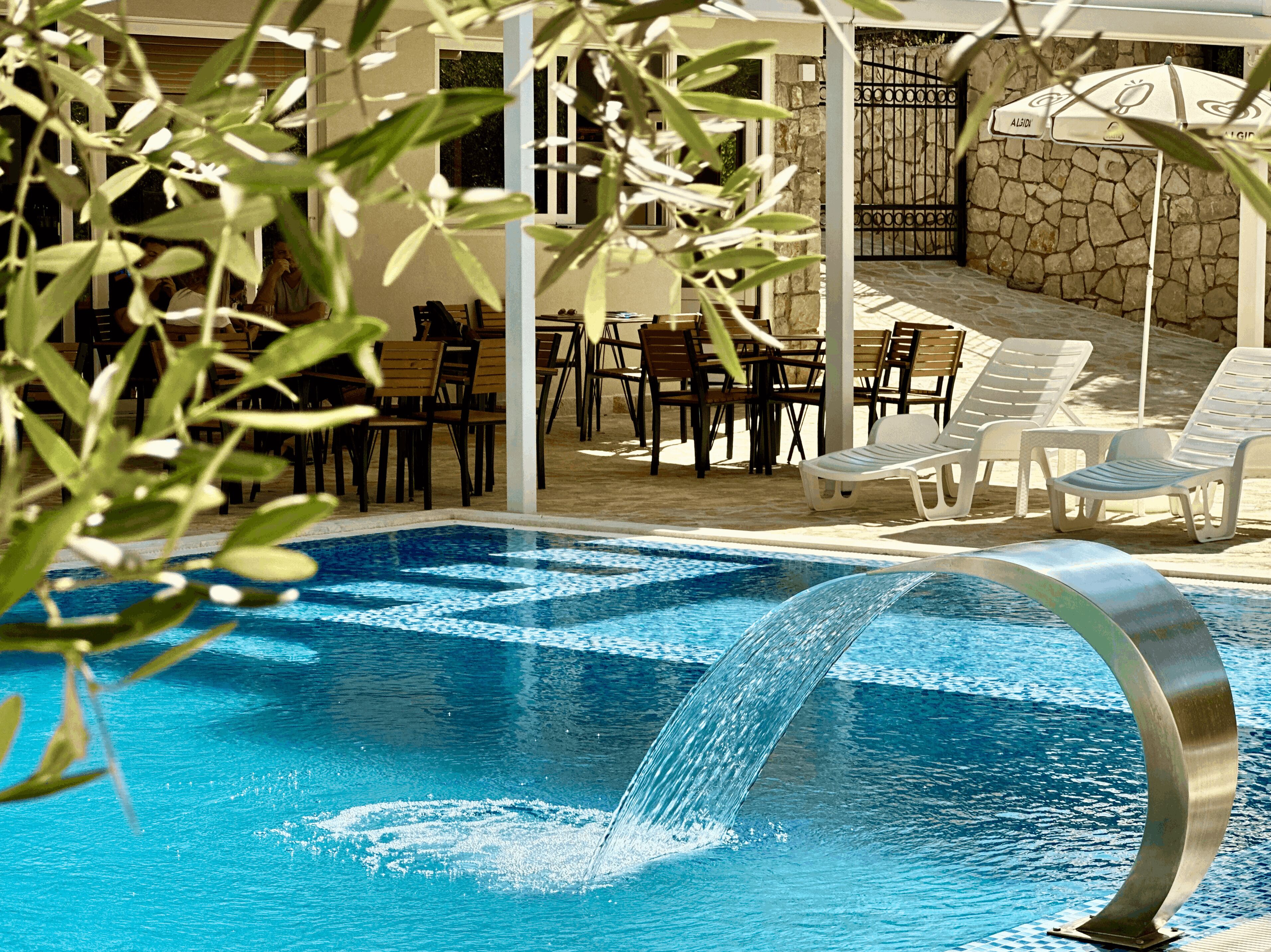 季節性室外泳池；躺椅