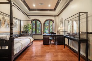 8 bedrooms, desk, iron/ironing board, WiFi