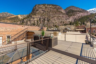 New Listing! Beautifully Updated Studio in the Heart of Downtown Ouray