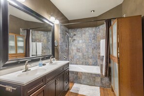 Shower, towels - Rooftop Deck | Beautifully Updated Condo | Heart of Downtown Ouray | (Ouray)