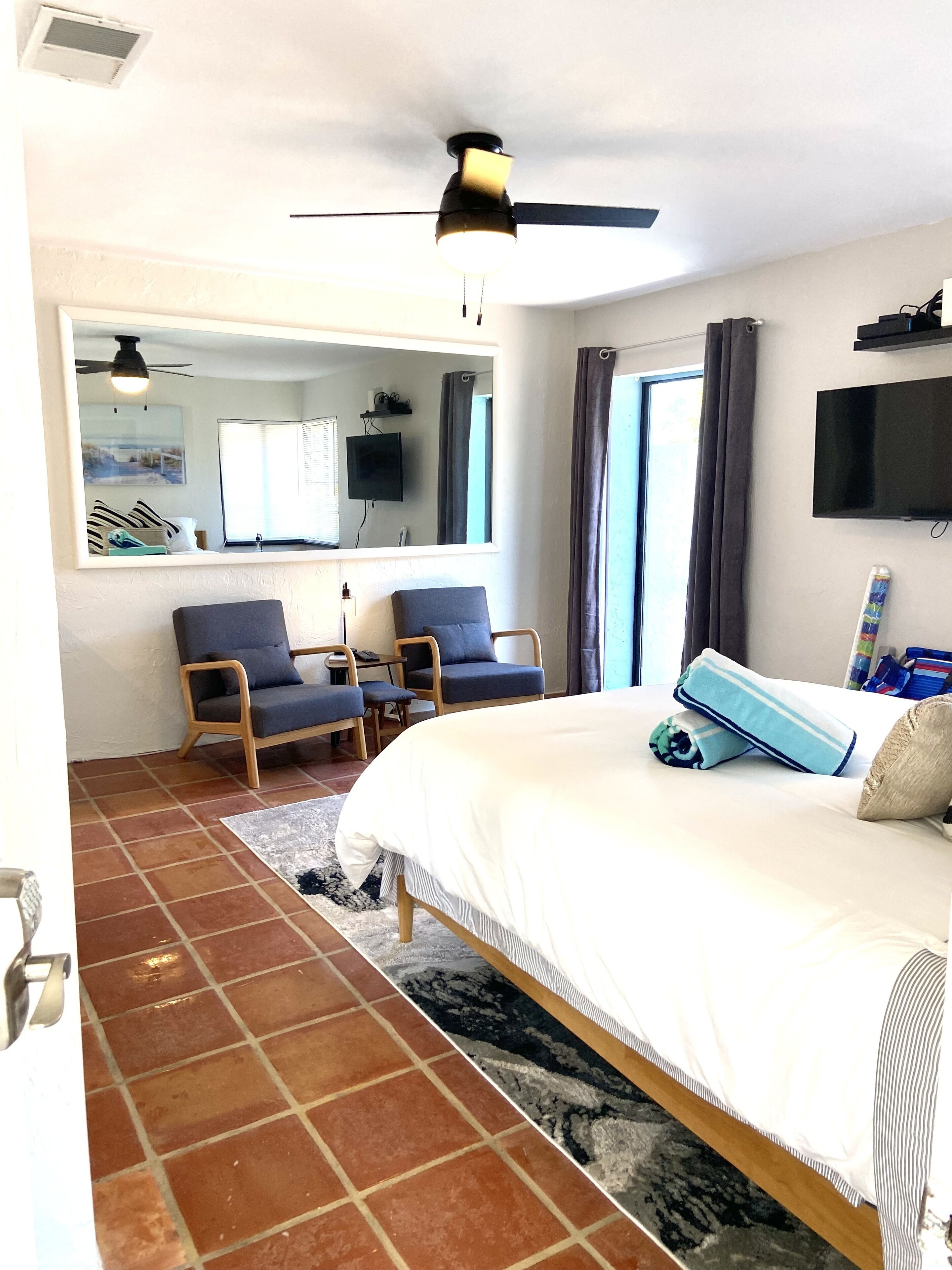 Iron/ironing board, WiFi, bed sheets