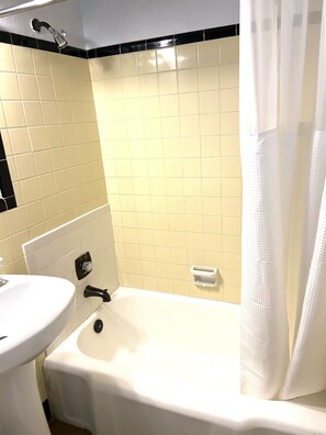 Hårføner, håndklær og toalettpapir