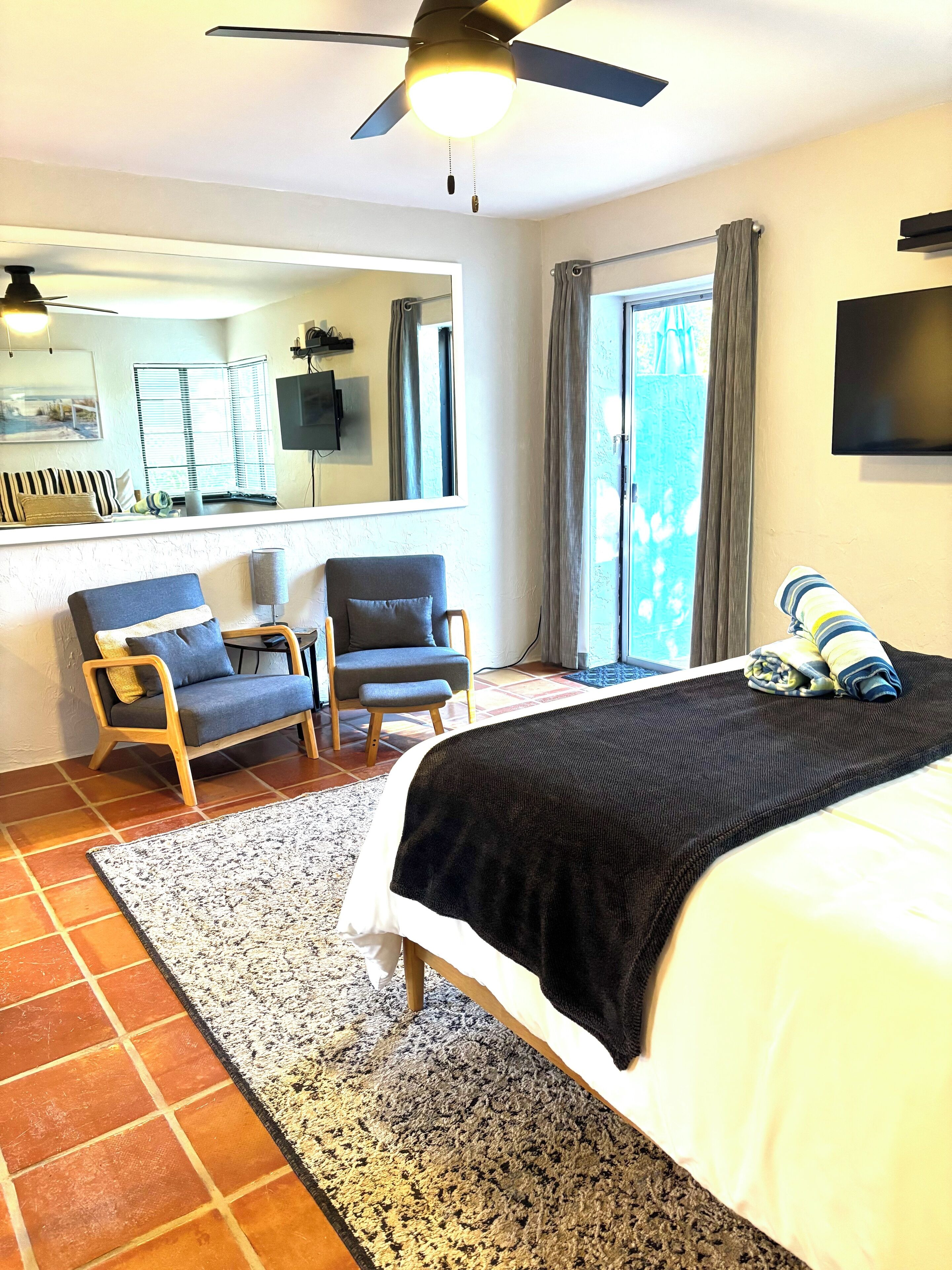 Tabla de planchar con plancha, wifi y ropa de cama 