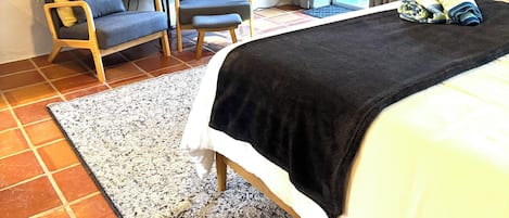 Iron/ironing board, WiFi, bed sheets