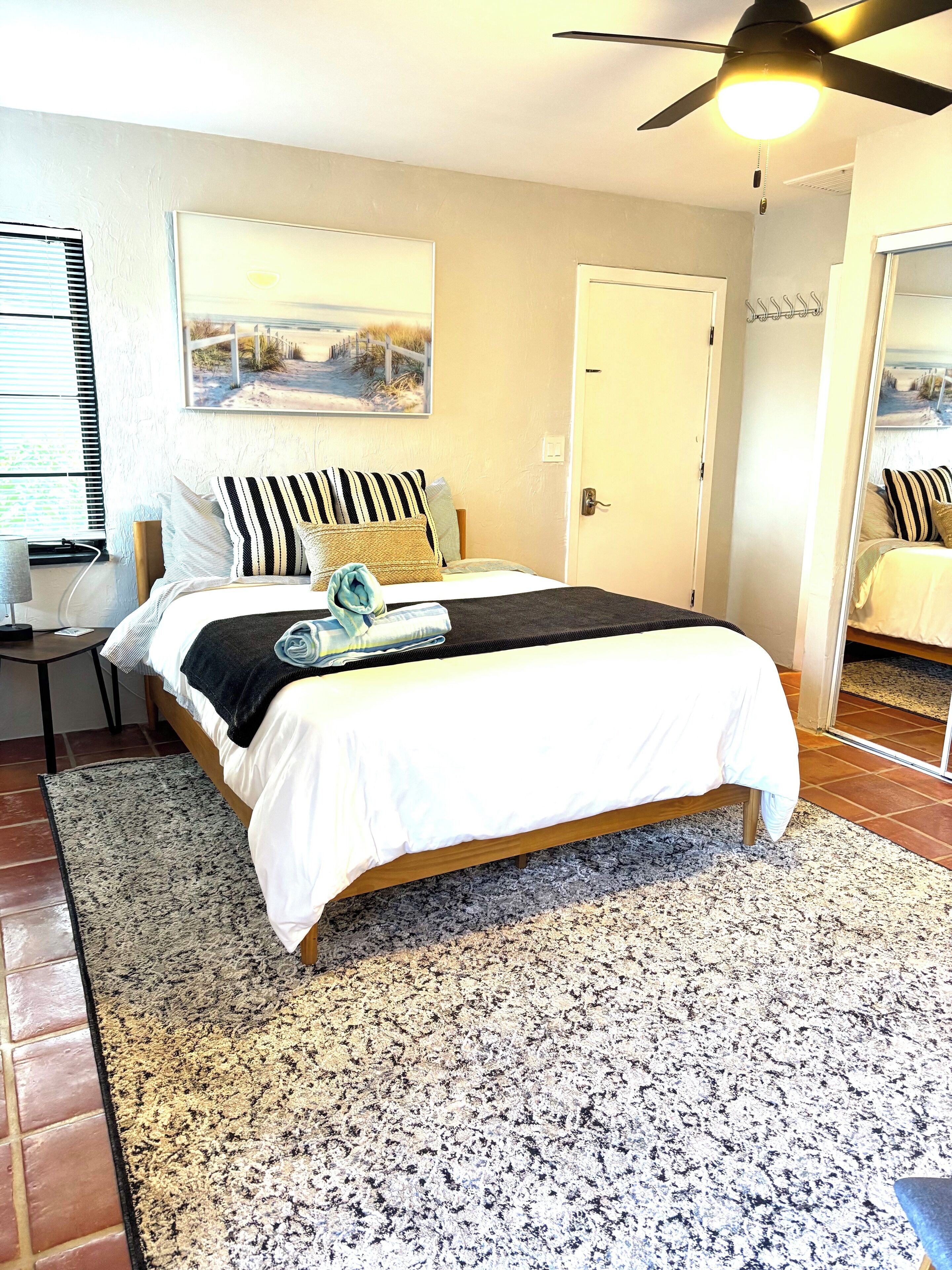 Een strijkplank/strijkijzer, wifi, beddengoed