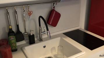 Micro-ondes, plaque de cuisson, cafetiĂšre/bouilloire