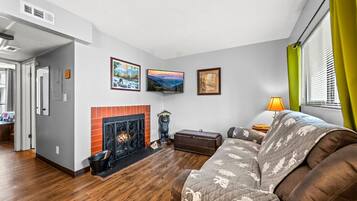 Een televisie en een open haard