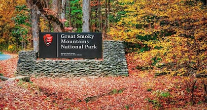 New! Walk To Downtown & National Park*Community Pool