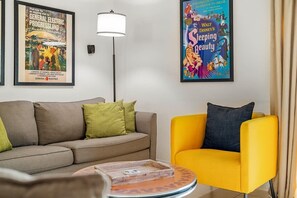 Una televisión, una chimenea