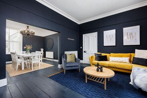 Dining - Luxurious 4 Bed House - Sleeps 8 (Plymouth)