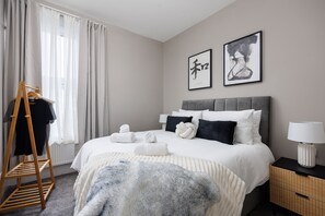 4 bedrooms, desk, iron/ironing board, free WiFi - Luxurious 4 Bed House - Sleeps 8 (Plymouth)