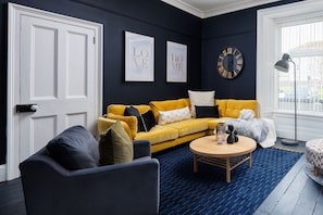 TV - Luxurious 4 Bed House - Sleeps 8 (Plymouth)