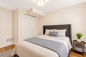 3 bedrooms, desk, WiFi, bed sheets