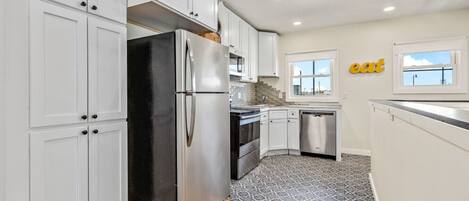 Refrigerador, microondas, horno y parrilla de estufa