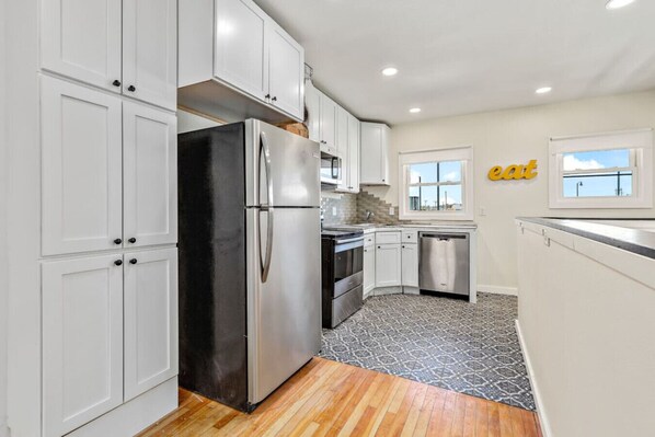 Refrigerador, microondas, horno y parrilla de estufa