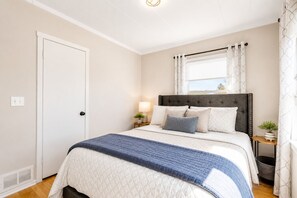 3 bedrooms, desk, WiFi, bed sheets