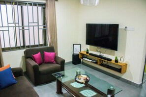 TV connectée, lecteur de DVD, livres, chaîne hi-fi