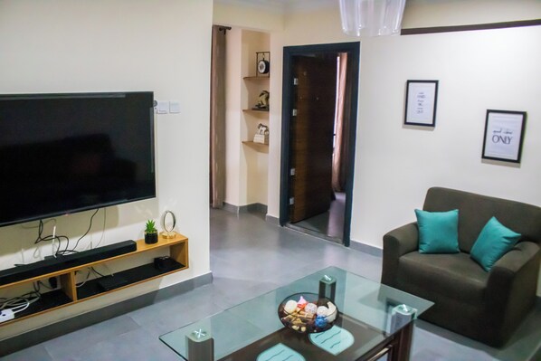 智能电视、DVD 播放器、书、立体声音响