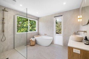 Shower, towels - Sunset Shores Sanctuary (Rye)