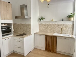 Fridge, microwave, oven, stovetop - Confort et Calme, Proche des Transports, mer et Stade Vélodrome (Marseille)