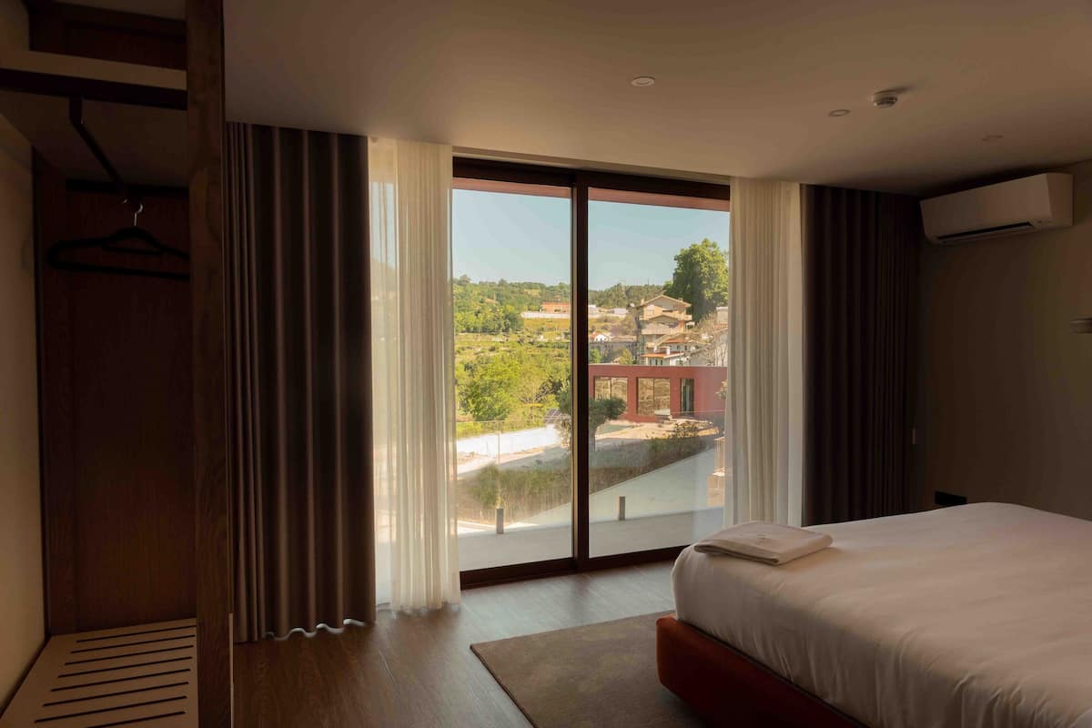 Standard-Villa, Balkon, Flussblick | 1 Schlafzimmer, laptopgeeigneter Arbeitsplatz, Verdunkelungsvorhänge