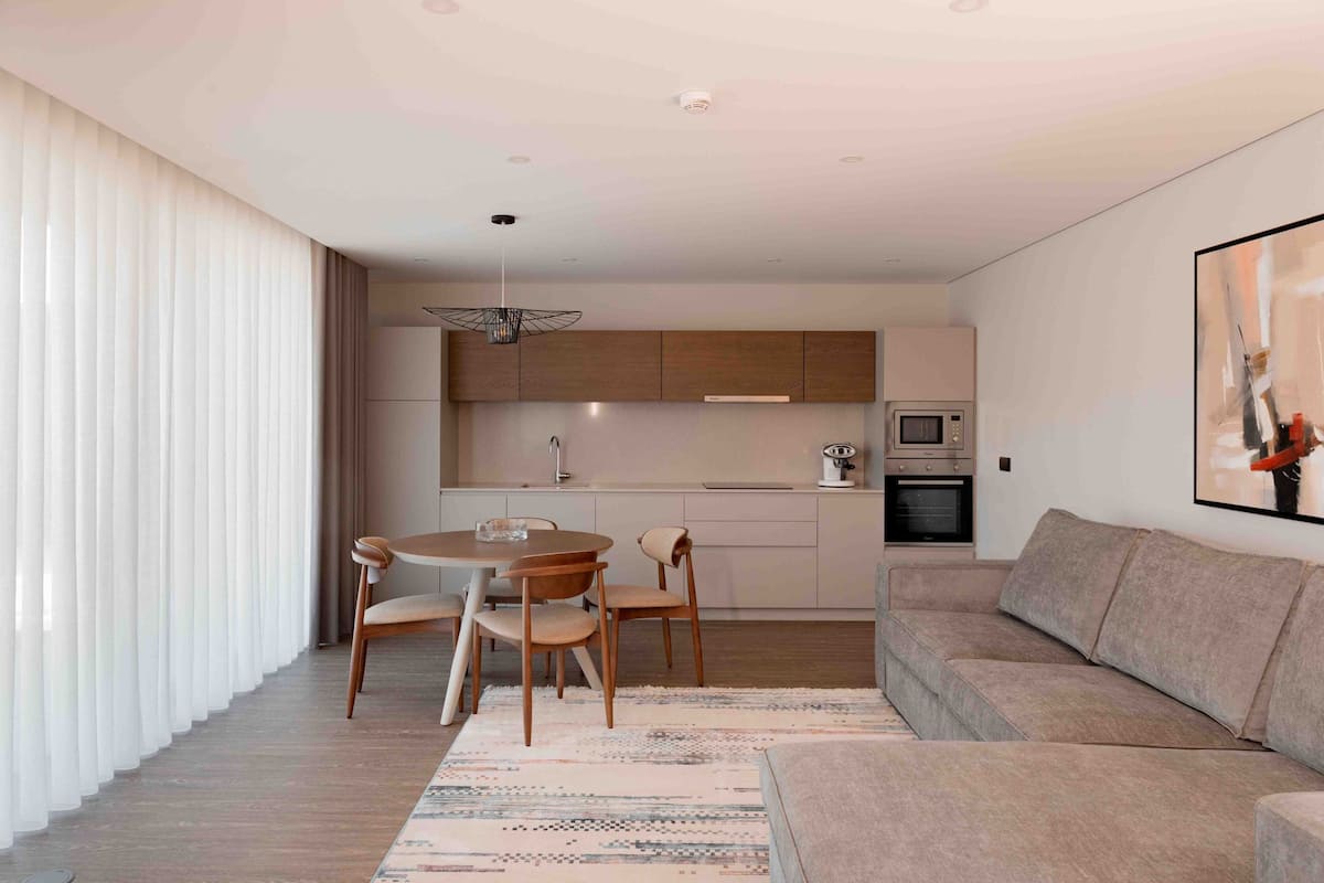 Deluxe-Villa, Balkon, Flussblick | 1 Schlafzimmer, laptopgeeigneter Arbeitsplatz, Verdunkelungsvorhänge