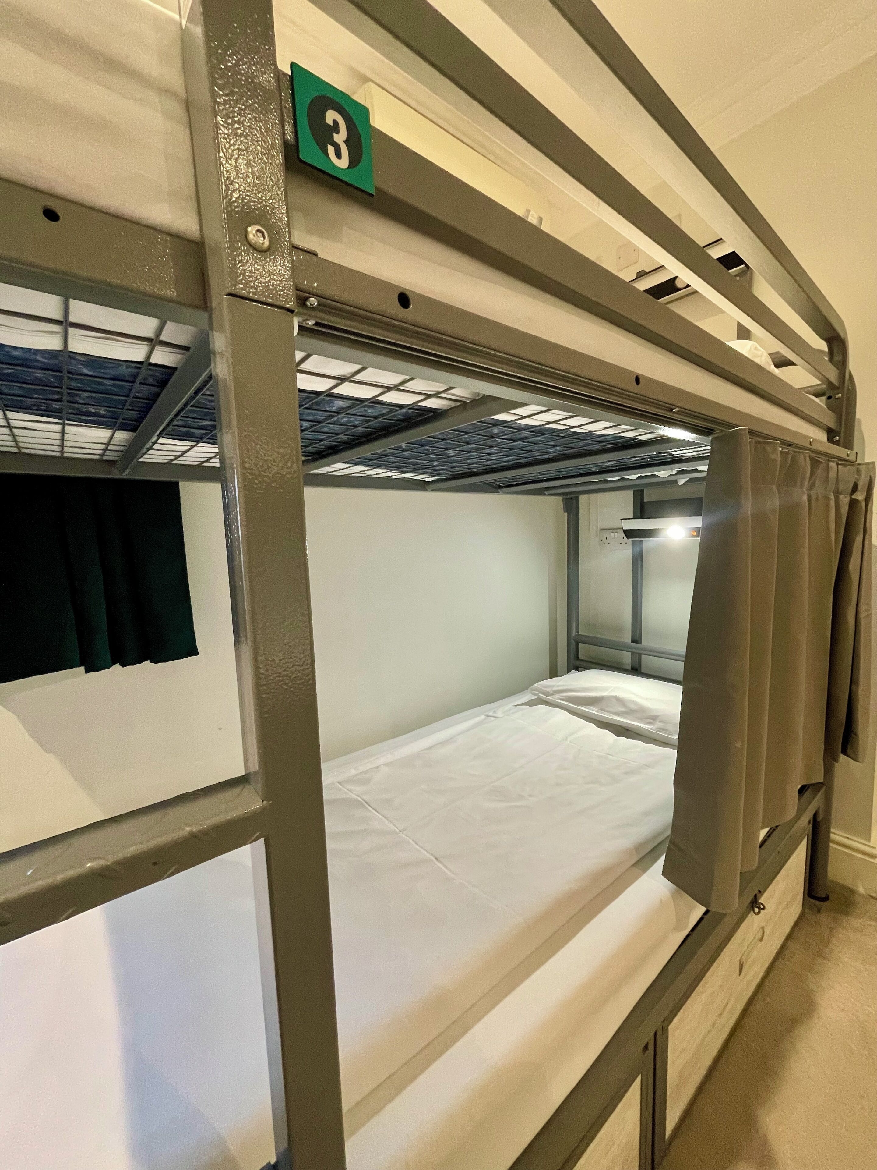 Standard-Vierbettzimmer | Kostenloses WLAN, Bettwäsche