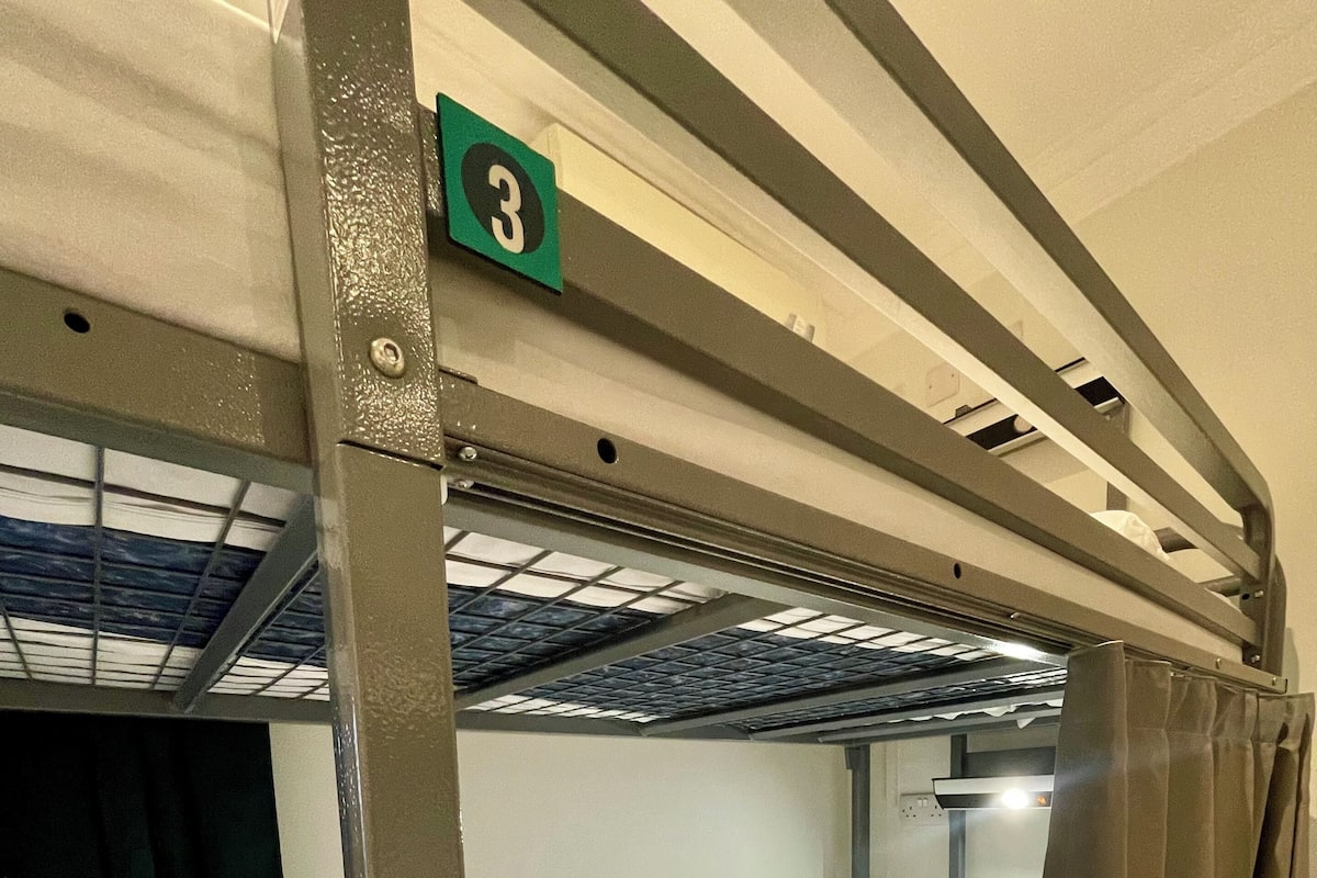 Standard-Vierbettzimmer | Kostenloses WLAN, Bettwäsche