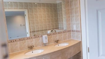 Phòng tập thể phong cách cổ điển, phòng tập thể nam và nữ | Phòng tắm | Giấy vệ sinh