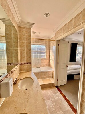 Standard-Vierbettzimmer | Badezimmer | Toilettenpapier