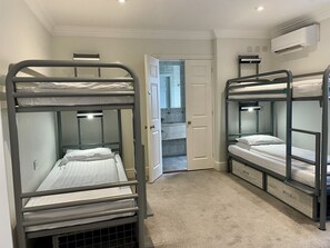 标准四人房 | 免费 WiFi、床单