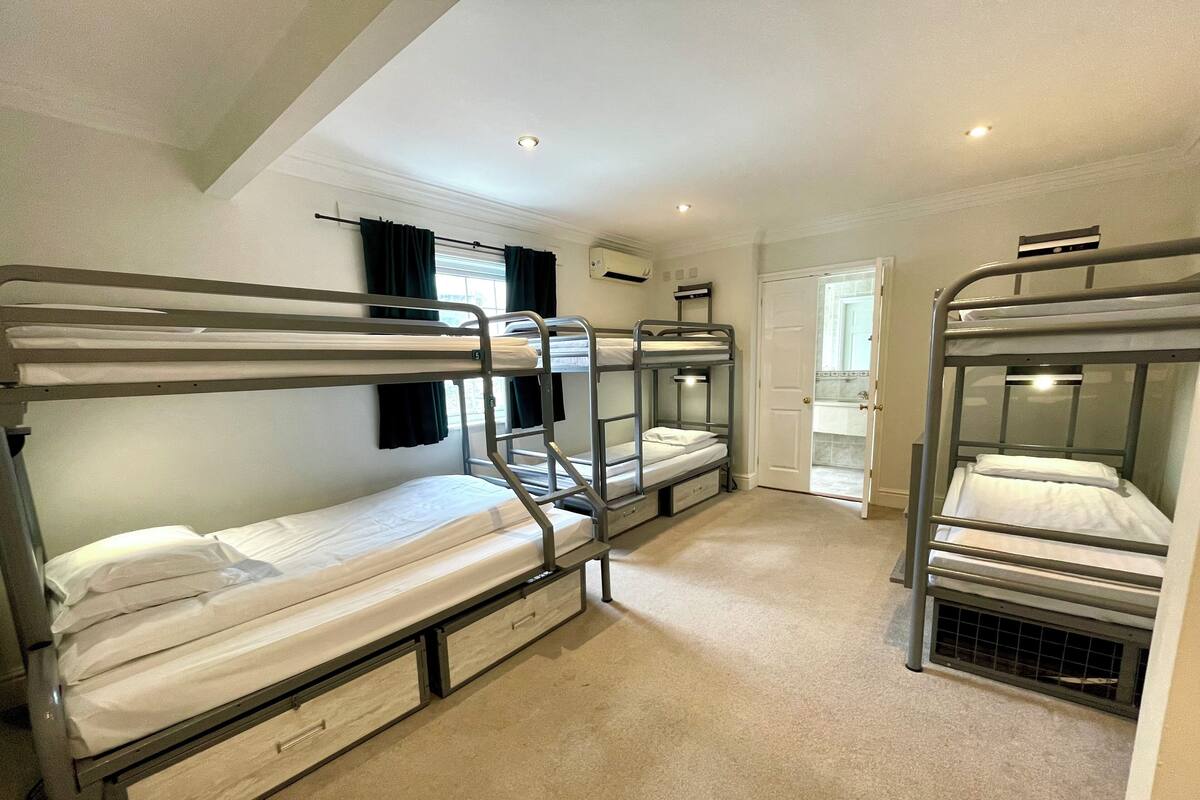 Family Room, Multiple Beds | WiFi (free), bed sheets