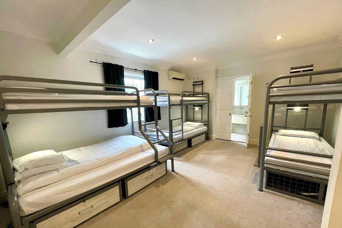 Familienzimmer, Mehrere Betten | Kostenloses WLAN, Bettwäsche