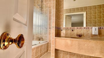 Classic Shared Dormitory, Mixed Dorm | Bathroom | Toilet paper