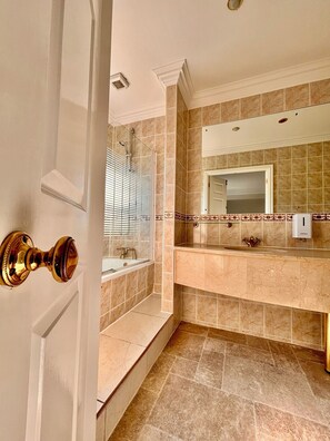 Classic Shared Dormitory, Mixed Dorm | Bathroom | Toilet paper
