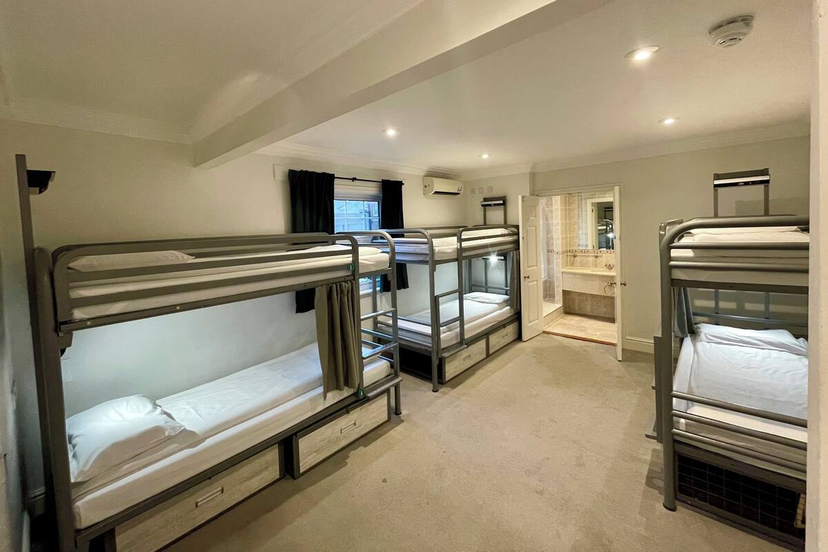 WiFi (free), bed sheets