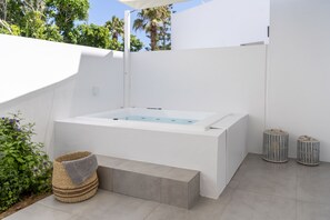 Outdoor spa tub - VILLA CELIA (Naousa)
