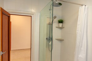 Douche, séchoir à cheveux, serviettes fournies