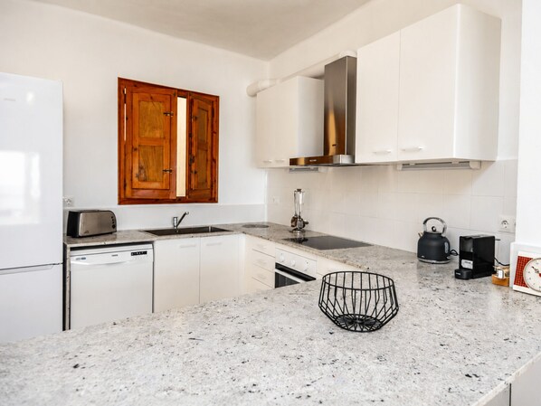 Coffee/tea maker, fridge, microwave, oven - Cullera Beachfront Apartment (Cullera)