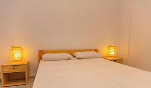 4 bedrooms, iron/ironing board, travel cot, free WiFi