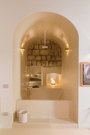 Suite exclusiva, vista a la ciudad | Baño | Regadera, regadera tipo lluvia, secadora de cabello, pantuflas 