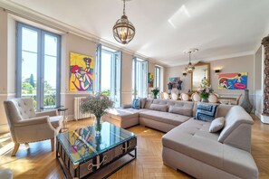 Télévision, livres, médiathèque, chaîne hi-fi