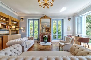 Télévision, livres, médiathèque, chaîne hi-fi