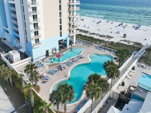 Una piscina cubierta, una piscina climatizada