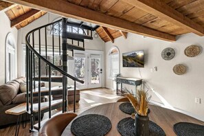 Interior - Hot Tub•King•Fast WiFi (Flagstaff)